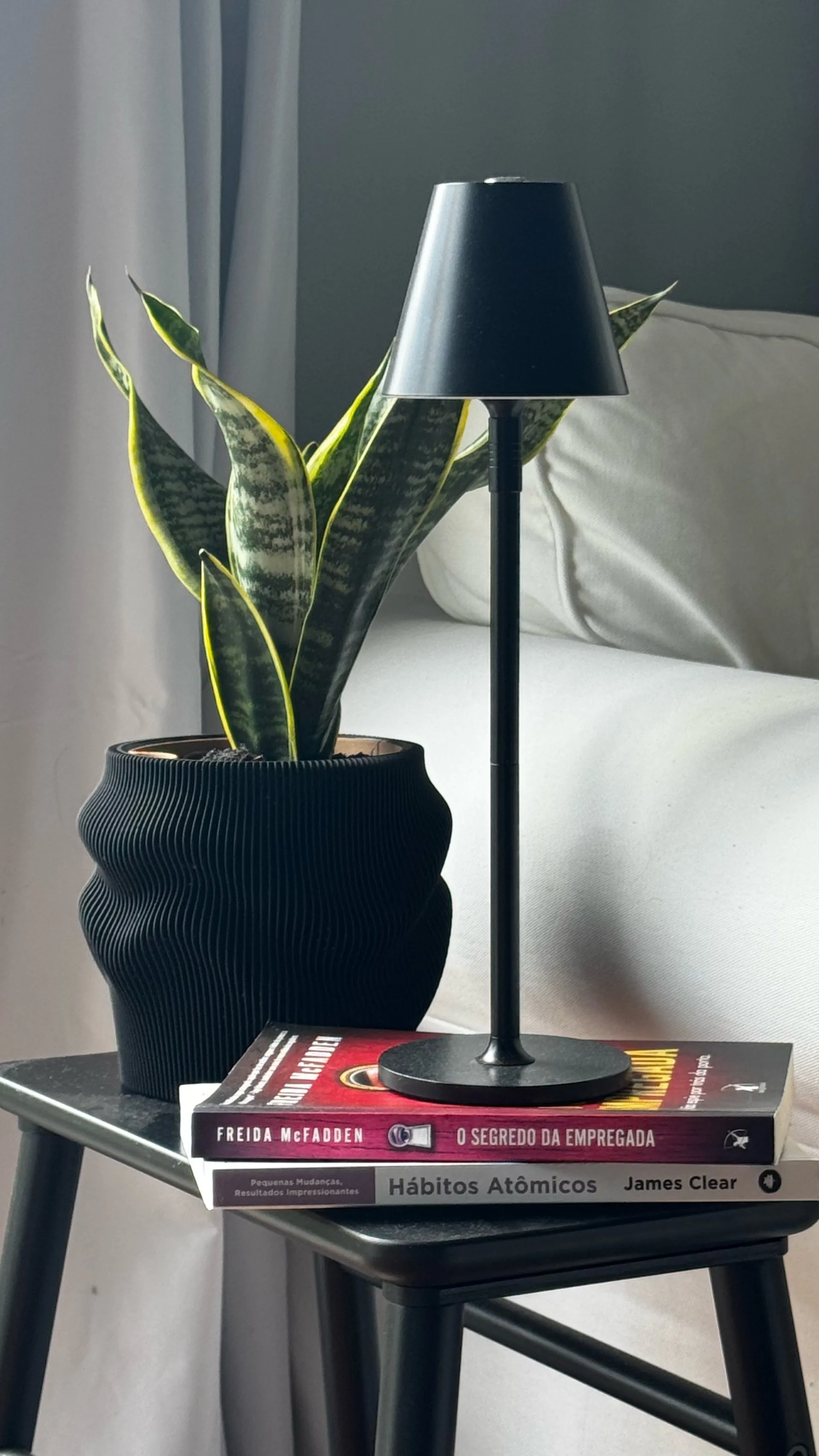 Leaf Aura Planter – Embossed Leaf Texture Pot